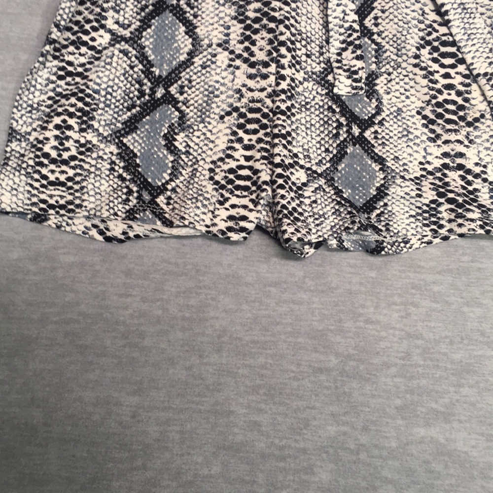 CAPELLA NWT Super Soft and Stretchy V Neck Romper Snakeskin Design and Tie Belt - Picture 11 of 16